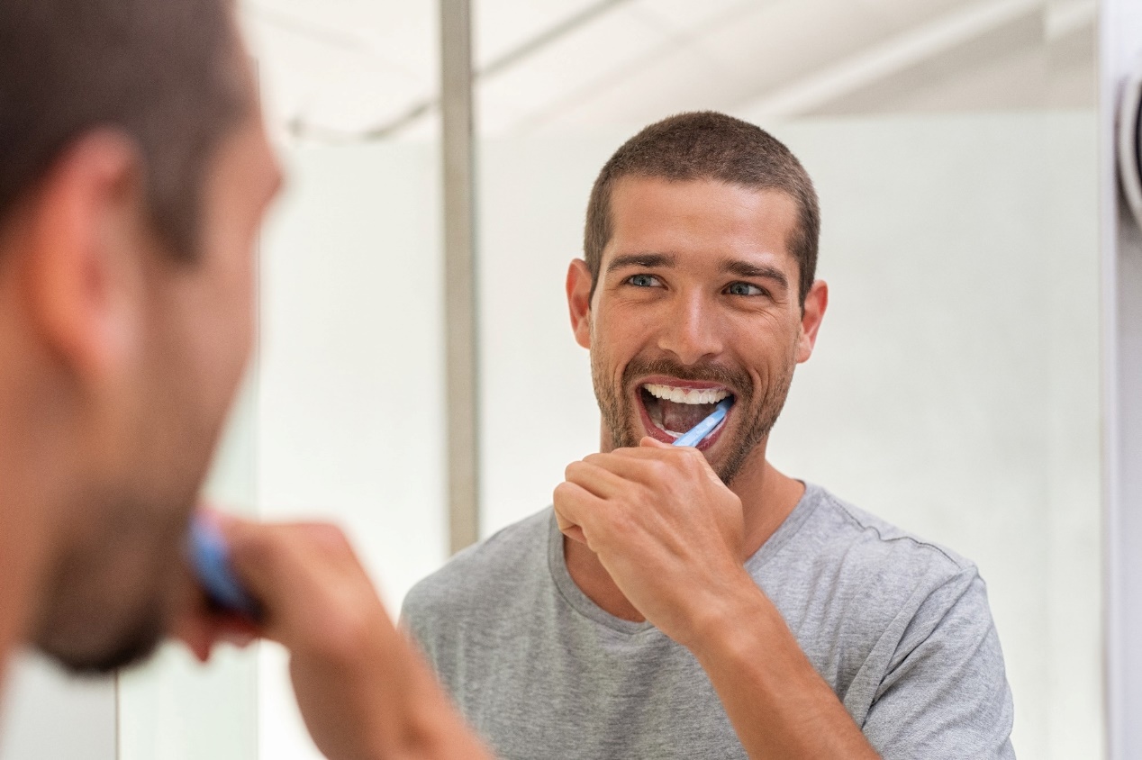 Study: Not brushing teeth at night may increase the risk of cardiovascular disease. Image Credit: Ground Picture / Shtuterstock.com