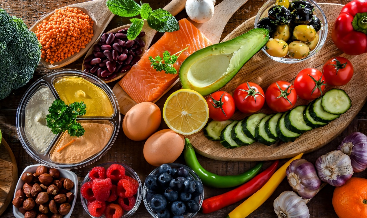 How does the Mediterranean diet impact insulin resistance and sensitivity in obese individuals