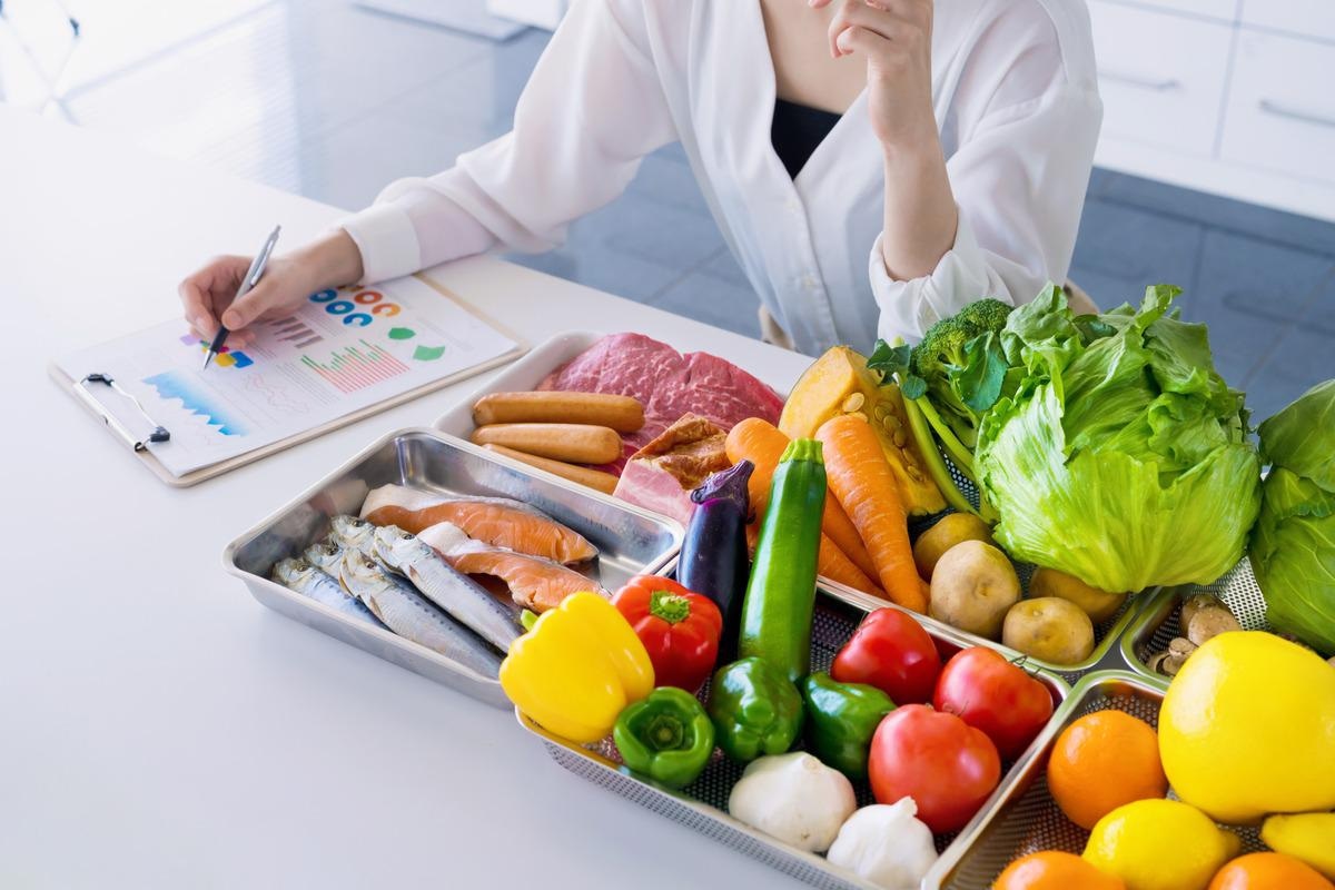 Study: Do Diet and Dietary Supplements Mitigate Clinical Outcomes in COVID-19? Image Credit: metamorworks/Shutterstock