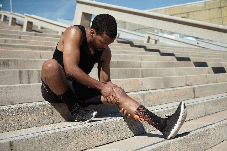 closeup-young-man-with-knee-injury