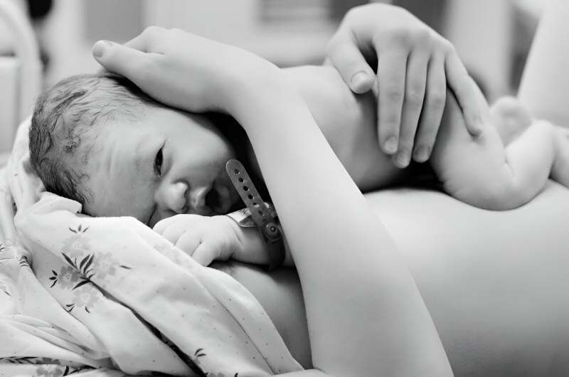 Immediate skin-to-skin contact beneficial in very preterm birth setting 