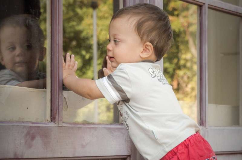 First recognition of self in the mirror is spurred by touch, researchers discover 