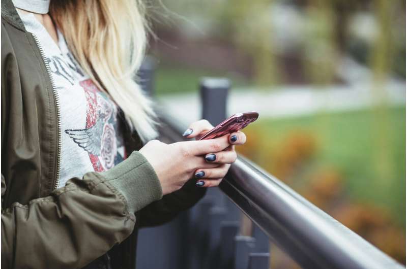 girl using iphone