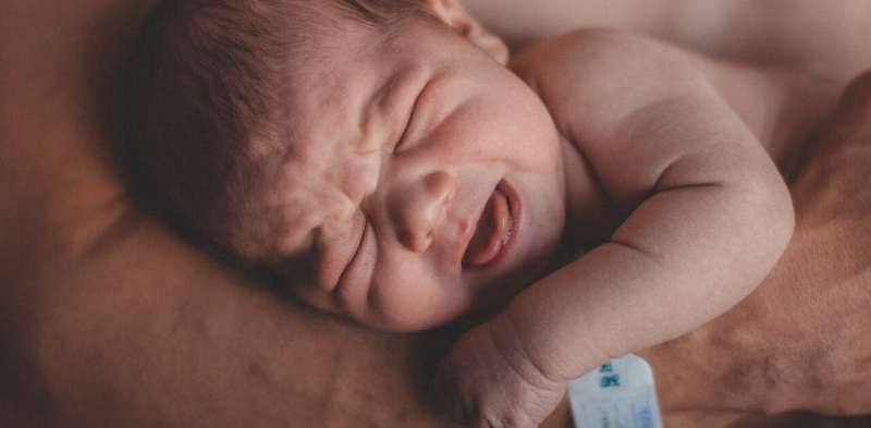 Why is newborn baby skin-to-skin contact with dads and non-birthing parents important? What the science says 