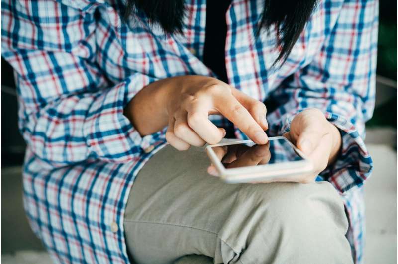 More than four hours of daily smartphone use associated with health risks for adolescents 