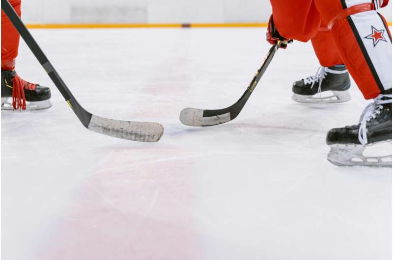 Professional ice hockey: Depressive symptoms and burnout linked to more concussions