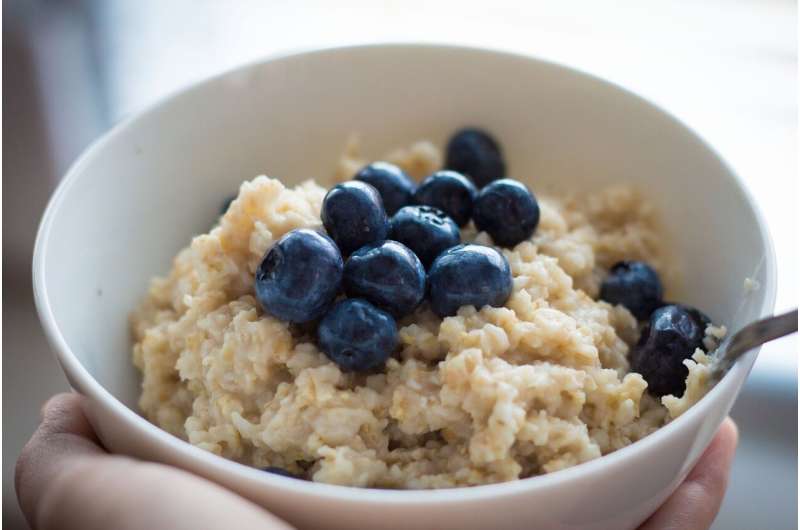 What makes oatmeal the ideal breakfast for heart health and weight loss?