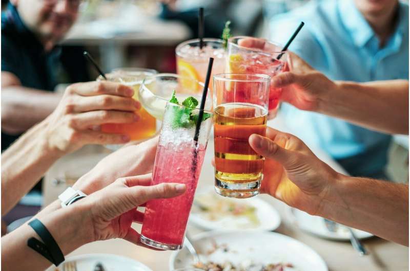 How to protect your skin from the effects of alcohol during the holidays