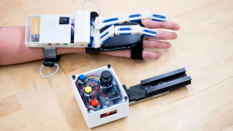 New device helps people with spinal cord injuries grasp large, heavy objects